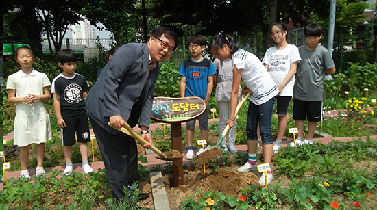 교재원인 ‘도담터’개소식(사진 가운데가 박래준 교장)