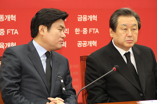 26일 새누리당 최고위원회의 중 원유철 원내대표(왼쪽)와 김무성 대표(오른쪽)가 대화를 나누고 있다. ⓒ영등포시대 