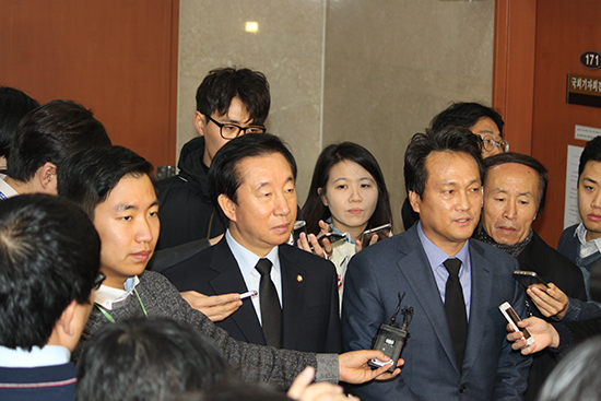 안민석 의원(왼쪽)과 김성태 의원(오른쪽)이 세비 인상분을 반납하기로 여·야가 동의했다”라고 기자회견을 통해 밝히고 있다.ⓒ영등포시대