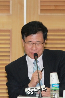 “테러방지법과 사이버테러방지법, 무엇이 문제인가?” 토론회 사회를 맡은 새정치민주연합 신경민(영등포을)의원 &copy;영등포시대