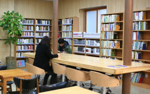 3천 권의 책과 다과를 함께 즐길 수 있는 문화공간으로 조성된 영등포구청 별관에 들어선 북카페 &copy;영등포구 