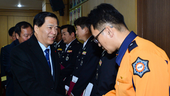 서울시의회 박래학 의장과 의장단이 소방재난본부 방문해 관계자들을 격려하고 있다. ⓒ서울시의회 