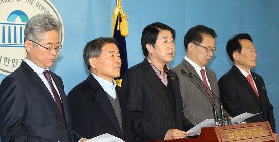 새누리당 장윤석 의원이 기자회견을 통해 “합헌적 선거구 획정이 이루어질 수 있도록 조치해 달라”고 촉구하고 있다.(사진 가운데 장윤석 의원) ⓒ영등포시대 