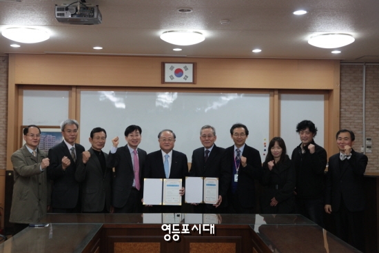 영등포시대 신문 관계자와 한강미디어고등학교 관계자들이 업무협약을 체결한 뒤 구호를 외치고 있다.  &copy;영등포시대