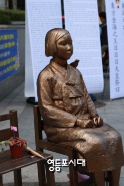 일본대사관 앞에 있는 소녀상 