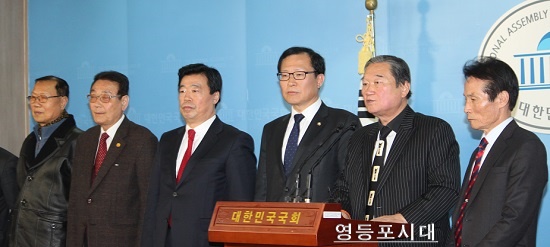 정통민주발전협의회 정재택 회장(사진 오른쪽에서 두 번째)이 탈당선언문을 낭독하고 있다. ⓒ영등포시대