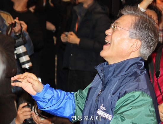 님비게임 중 즐거운 표정을 짓고 있는 문재인 대표 ⓒ영등포시대  