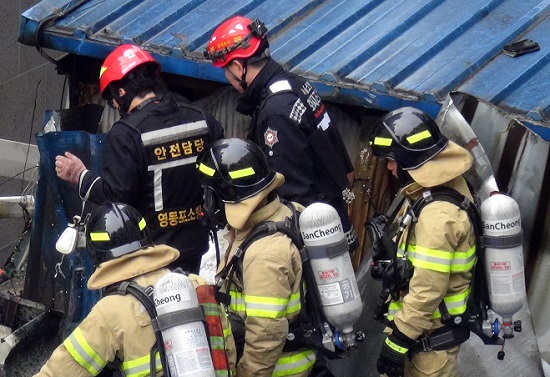 영등포소방대원들이 실내포장마차 지붕에서 발생한 화재를 진압하고 있다. ⓒ영등포소방서