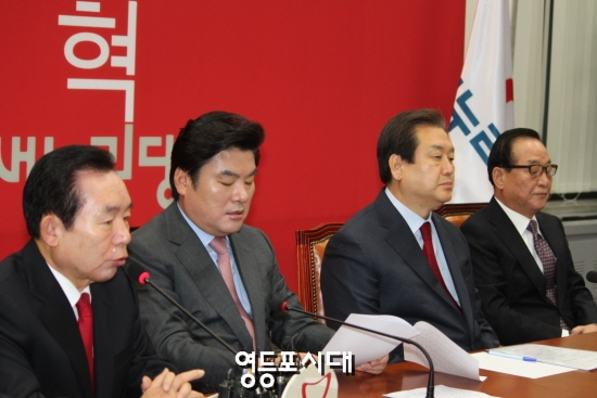 19일 국회에서 열린 새누리당 최고위원회의에서 원유철 원내대표, 김무성 대표, 서청원 최고위원이 이인제 최고위원(사진 왼쪽)의 발언을 듣고 있다. &copy;영등포시대 