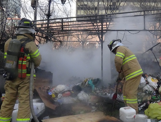 영등포 소방대원들이 여의도동 상가 옥외 쓰레기장에서 발생한 화재를 진압하고 있다. [사진제공 영등포소방서]