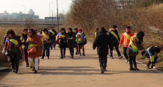 여의도 샛강생태공원에서 불조심 캠페인을 시행하고 있는 소방공무원과 의용소방대원 &copy;영등포소방서 