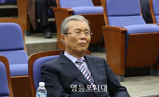 1월 29일 오후 국회 본청에서 열린 더불어민주당 의원총회에 참석한 김종인 비대위원장인 이종걸 원내대표의 발언을 듣고 있다. [사진 안현준 기자]