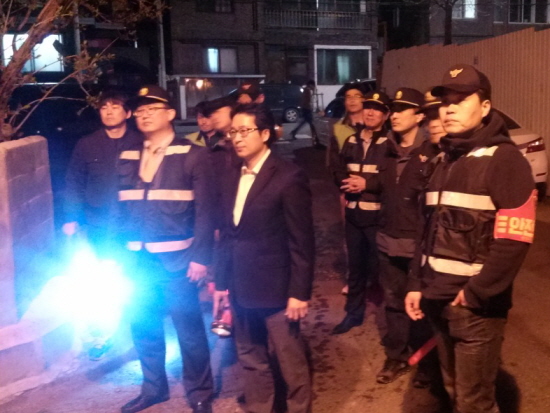 신길지구대 대원들과 골목 순찰을 하고 있는 영신초 아버지회 