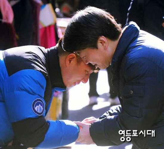 남대문시장을 방문한 국민의당 안철수 상임공동대표가 상인과 인사를 나누고 있다. )[사진 안현준 기자[