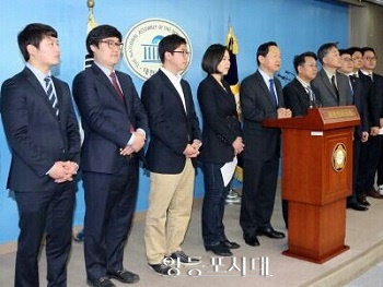 총선에 출마할 청년 12명은 합동 출마 선언을 통해 “청년문제를 주도적으로 이끌고 가겠다”고 밝히고 있다. [사진 안준현 기자]