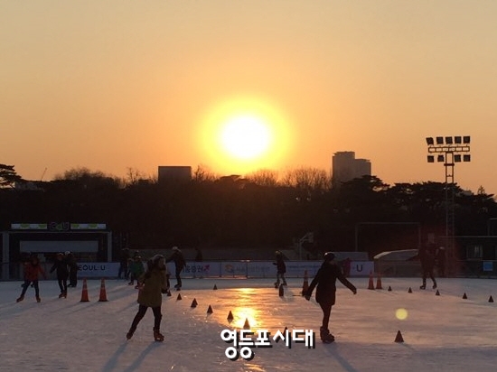 1월 27일 오후 시민들이 여의도공원 스케이트장을 찾아 스케이트를 즐기고 있다. &copy;영등포시대 