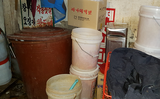 비위생적인 시설에서 허가 없이 새우젓 등 부정 젓갈류를 제조하는 작업 현장 서울 동대문구 00동  00상회 &copy;서울시 
