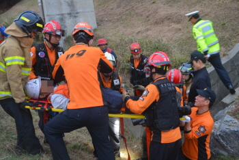 사진캡션) 영등포 소방대원들이 구급활동을 펼치고 있다. &copy;영등포소방서 