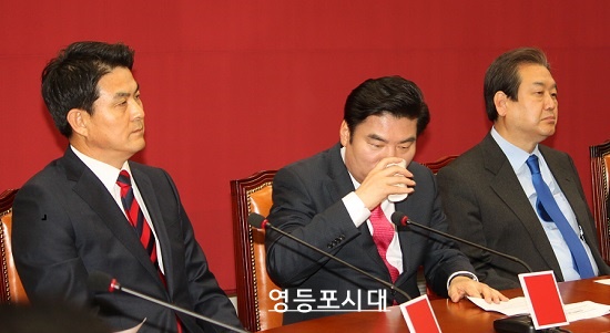 원유철 원내대표가 25일 국회에서 열린 최고위원회 중 물을 마시고 있다. ⓒ영등포시대  