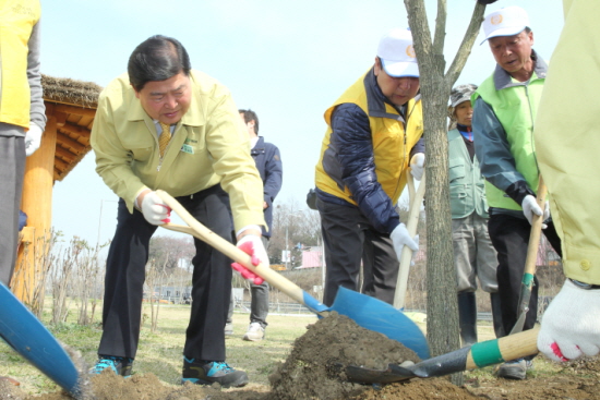 ▲ 조길형 영등포구청장(가운데)이 무궁화동산에 무궁화 묘목을 심고 있다. &copy;영등포구