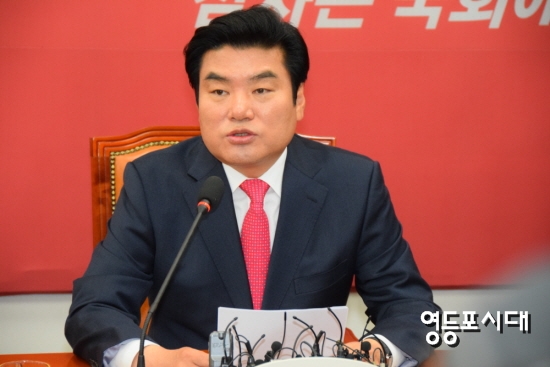 새누리당 비대위원장으로 추대된 원유철 원내대표가 15일 국회에서 기자회견을 열고 있다. ⓒ영등포시대 