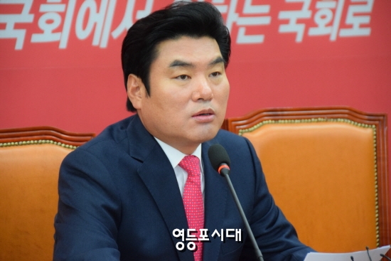 새누리당 원유철 원내대표가 15일 오전 국회에서 기자회견을 열고 “새누리당이 환골탈태의 각오로 거듭나지 않으면 안 된다는 준엄한 뜻과 불변의 진리 다시 한 번 확인했다”고 밝히고 있다. ⓒ영등포시대  