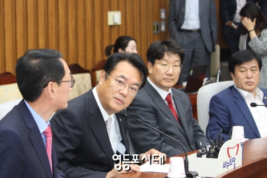 새누리당 정진석 원내대표가 14일 국회에서 열린 원내대책회의에서 “일하는 국회, 생산적인 국회”를 강조하고 있다. &copy;영등포시대 