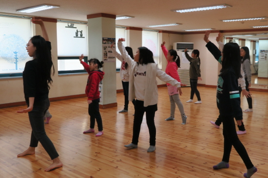 영등포청소년문화의집 댄스반 아이들이 전문 강사를 섭외해 체계적인 수업을 받고 있다. &copy;영등포청소년문화의집 