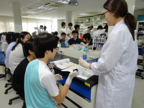 영등포구는 관내 중학교 2학년 50명 대상으로 무료 과학 교실인 ‘YDP 과학인재교실’을 운영한다. &copy;영등포구 