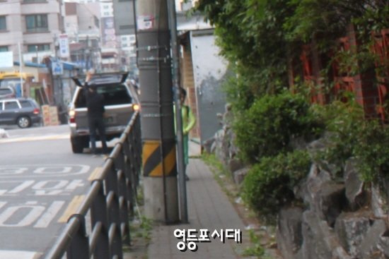 영중초 건너편 경남아파트 쪽 인도를 막고 있던 전신주 &copy;영등포네. 