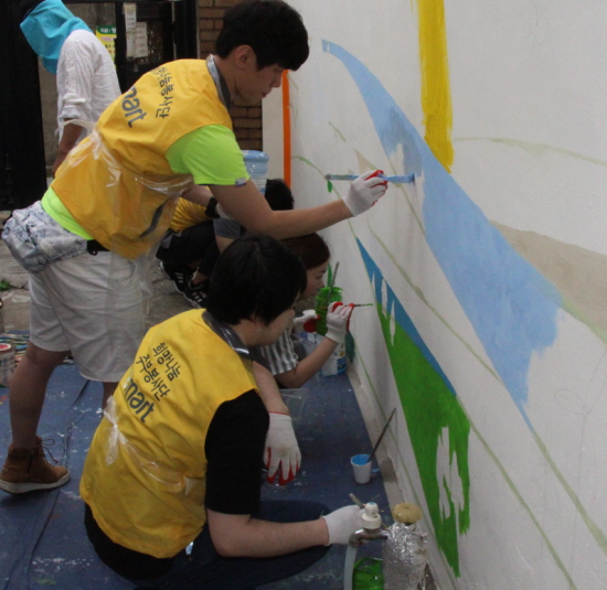 이마트 임직원이 영등포동경로당 벽에 그림을 그리고 있다. &copy;사회복지협의회 