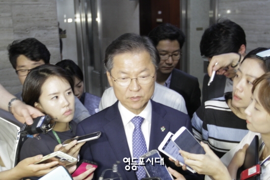 6월 29일 국민의당 천정배 공동대표가 대표 사퇴 입장을 발표한 후 국회 본청 215호를 나서자 기자들이 질문을 쏟아내고 있다. &copy;영등포시대  