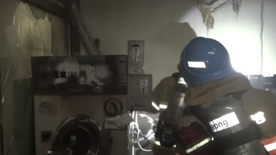 영등포소방대원이 영등포동 원룸 건물에서 발생한 화재를 진압하고 있다. &copy;영등포소방서 