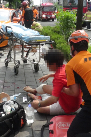 사고현장에 출동한 영등포소방서 대원들 부상자를 옮기고 있다. &copy;영등포소방서 