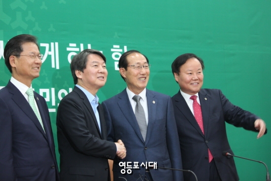 14일 국회 국민의당 대표실을 방문한 청와대 이원종 비서실장(사진 오른쪽에서 두 번째)과 김재원 정무수석(사진 맨 오른쪽)이 천정배(사진 오른쪽), 안철수(사진 왼쪽에서 두 번째) 대표와 포즈를 취하고 있다. &copy;영등포시대 