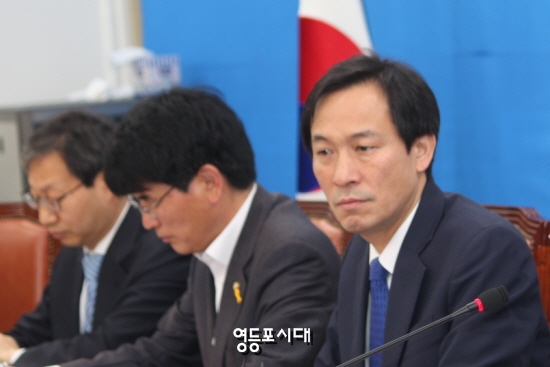 우상호 원내대표(사진 왼쪽)가 6월 30일 국회에서 열린 정책회의에서 