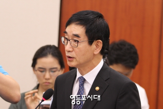 11일 오전 국회 교육문화체육관광위원회 전체회의에 참석한 이준식 사회부총리 겸 교육부 장관이 의원들의 질의에 답변하고 있다. &copy;영등포시대  