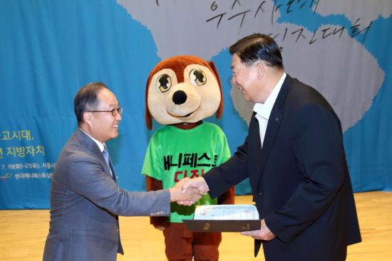 ▲ ‘2016 매니페스토 경진대회’에서 최우수상을 받은 조길형 영등포구청장(오른쪽)-<사진자료 이용욱 영등포구청 민원실장 페이스북 갈무리>