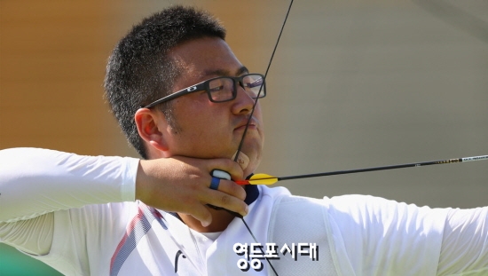 7일(한국시간) 브라질 리우데자이네루 삼보드로모 경기장에서 열린 미국과의 남자단체 결승전에서 김우진 (24ㆍ청주시청) 선수가 금메달 시위를 당기고 있다.