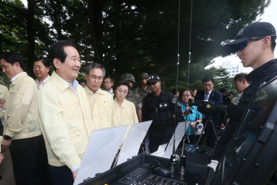 23일 국회에서 열린 재난대응 종합훈련을 참관한 정세균 국회의장  &copy;국회