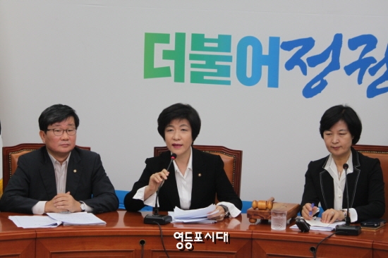 29일 오전 국회에서 열린 더불어민주당 최고위원회의에서 김영주 최고위원(사진 가운데)이 서별관 회의 청문회 증인채택에 대한 문제점을 지적하고 있다. &copy;영등포시대 