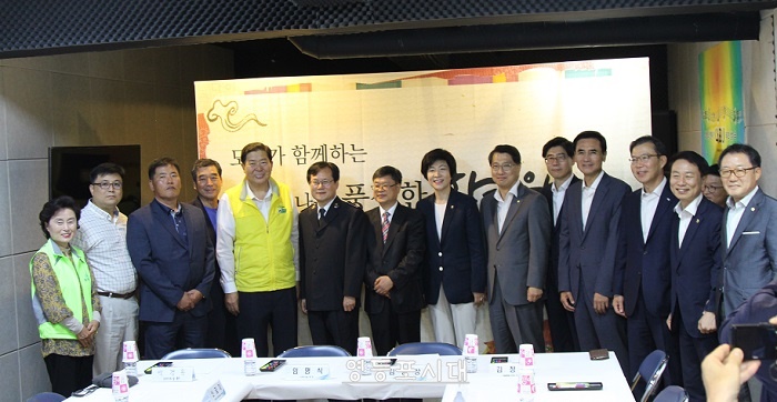 6일(화) 영등포 전통시장 다락방에서 열린 ‘2016년 금융권과 함께하는 추석 나눔 행사’에 참석한 관계자들이 기념촬영을 하고 있다. &copy;영등포시대  