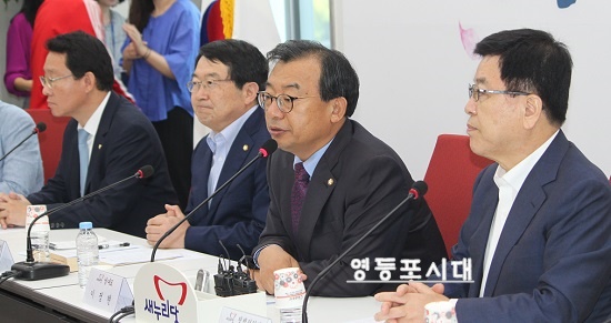 새누리당 이정현 대표(오른쪽 사진 왼쪽에서 두 번째)는 18일 국회에서 당·청 간담회를 열고 9월 12일 경북 영주에서 발생했던 5.8의 지진에 대한 피해대책 등을 논의했다. ⓒ영등포시대 