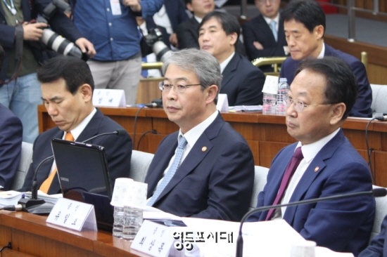 지난 9일 국회에 열린 서별관 청문회에 증인으로 출석한 유일호 기획재정부 장관(사진 오른쪽) &copy;영등포시대 