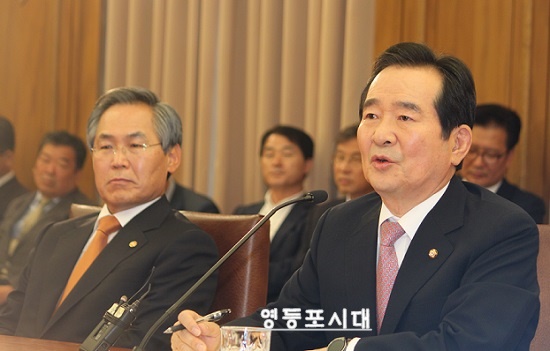 정세균 국회의장(사진 오른쪽)이 22일 오전 국회에서 취임 100일을 맞이하여 기자간담회를 열고 100일 동안의 소회를 밝히고 있다. ⓒ임종상 기자