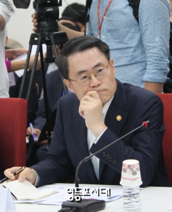 18일 오전 국회에서 열린 새누리당 당·정 간담회에 참석한 김재수 농림축산부 장관 &copy;영등포시대 