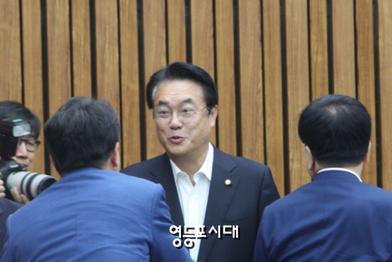 원내대책회의를 위해 국회 본관 245호에 들어선 정진석 새누리당 원내대표가 소속의원들과 밝은 표정으로 인사를 나누고 있다. &copy;임종상 기자 