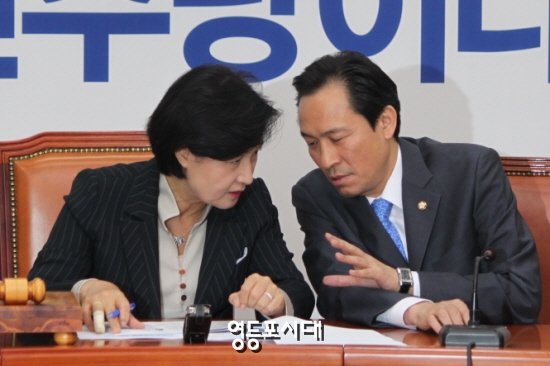 13일 오전 국회에서 열린 더민 최고위원회의 도중 추미애 대표와 우상호 원내대표가 귓속말을 주고받고 있다. ⓒ임종상 기자