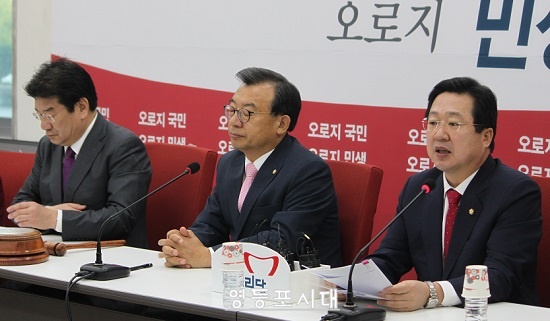 새누리당 이장우 최고위원(사진 오른쪽)이 13일 국회에서 열린 최고위원회의에 참석해 “국감에서도 오로지 정쟁을 중심으로 해서 야당이 지금 운용되고 있는 상황을 보면 안타깝게 생각한다”며 야당을 비판하고 있다. ⓒ임종상 기자