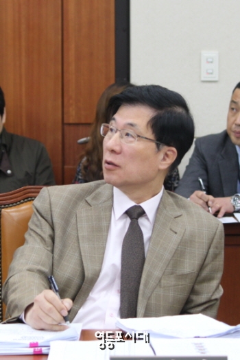 국회 미래창조과학방송통신위원회 신경민 의원이 13일 국회에서 열린 방송통신위원회 국정감사에서 자료화면을 바라보고 있다 &copy;임종상 기자 